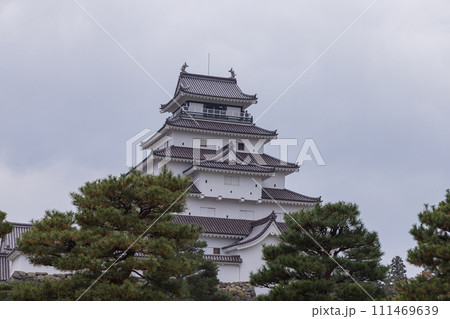 日本 福島県会津若松市の鶴ヶ城城址公園内に建つ鶴ヶ城の天守閣 日本 福島県会津若松市の鶴ヶ城城址公園内に建つ鶴ヶ城の天守閣 111469639