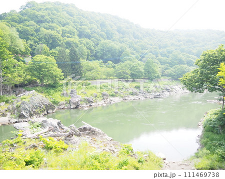 朝靄に包まれた石狩川 朝靄に包まれた石狩川 111469738