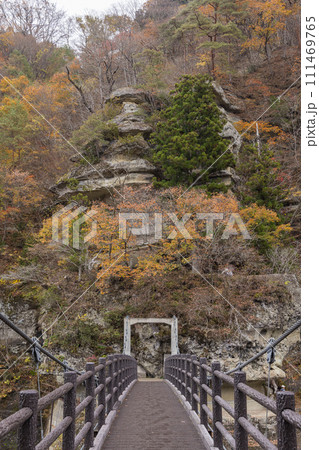 日本 福島県南会津郡下郷町を流れる阿賀野川が形成した渓谷、塔のへつりに架かる藤見橋と紅葉 日本 福島県南会津郡下郷町を流れる阿賀野川が形成した渓谷、塔のへつりに架かる藤見橋と紅葉 111469765