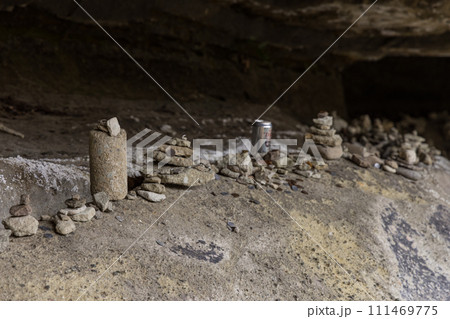 日本　福島県南会津郡下郷町を流れる阿賀野川が形成した渓谷、塔のへつりの祠 111469775