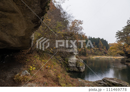 日本　福島県南会津郡下郷町を流れる阿賀野川が形成した渓谷、塔のへつりの祠と紅葉 111469778