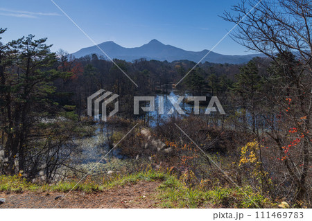 日本　福島県耶麻郡北塩原村、裏磐梯高原の中瀬沼展望台から見える磐梯山 111469783