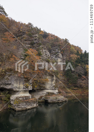 日本　福島県南会津郡下郷町を流れる阿賀野川が形成した渓谷、塔のへつりの祠と紅葉 111469789