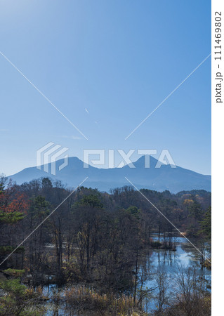 日本　福島県耶麻郡北塩原村、裏磐梯高原の中瀬沼展望台から見える磐梯山 111469802
