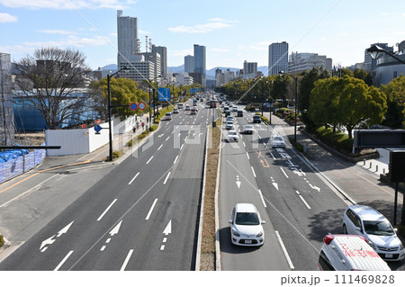 広島市内の鯉城通りを西から東へ眺める 111469828