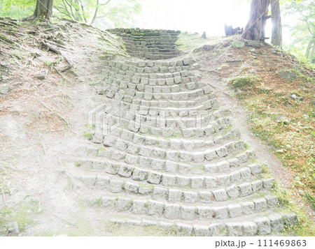 山の上へと続く石造りの階段 111469863