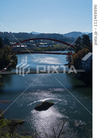日本 福島県河沼郡柳津町にある福満虚空蔵菩薩、円蔵寺から見える只見川と瑞光寺橋 日本 福島県河沼郡柳津町にある福満虚空蔵菩薩、円蔵寺から見える只見川と瑞光寺橋 111469890