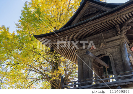 日本　福島県河沼郡柳津町にある福満虚空蔵菩薩、円蔵寺の鐘楼と紅葉 111469892