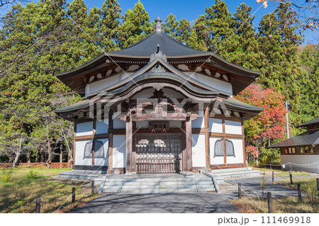 日本 福島県河沼郡柳津町にある福満虚空蔵菩薩、円蔵寺の宝物殿と紅葉 日本 福島県河沼郡柳津町にある福満虚空蔵菩薩、円蔵寺の宝物殿と紅葉 111469918