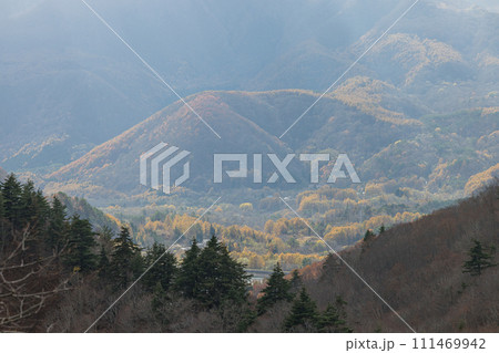 日本　福島県耶麻郡北塩原村、裏磐梯高原の磐梯吾妻レークラインから見える風景 111469942