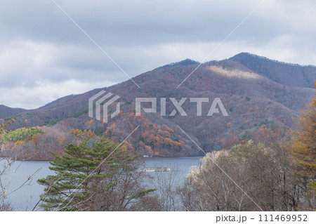 日本 福島県耶麻郡北塩原村、裏磐梯高原の小野川湖と紅葉 日本 福島県耶麻郡北塩原村、裏磐梯高原の小野川湖と紅葉 111469952