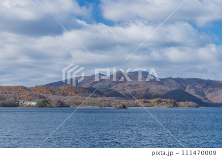 日本 福島県耶麻郡北塩原村、裏磐梯高原の桧原湖と紅葉 日本 福島県耶麻郡北塩原村、裏磐梯高原の桧原湖と紅葉 111470009