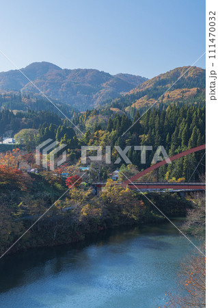 日本　福島県河沼郡柳津町にある福満虚空蔵菩薩、円蔵寺から見える只見川と柳津橋と紅葉 111470032