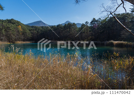 日本　福島県耶麻郡北塩原村、裏磐梯高原の五色沼湖沼群のるり沼と磐梯山 111470042