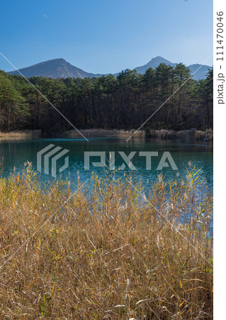 日本 福島県耶麻郡北塩原村、裏磐梯高原の五色沼湖沼群のるり沼と磐梯山 日本 福島県耶麻郡北塩原村、裏磐梯高原の五色沼湖沼群のるり沼と磐梯山 111470046