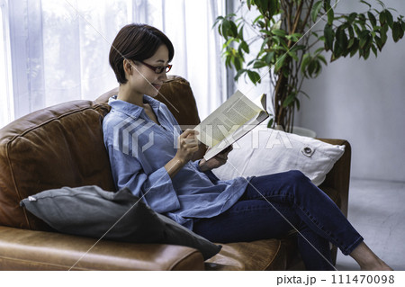 ソファーで読書をするミドルの女性 111470098