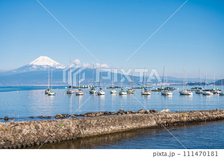 「静岡県」沼津市から駿河湾越しに富士山を望む 「静岡県」沼津市から駿河湾越しに富士山を望む 111470181