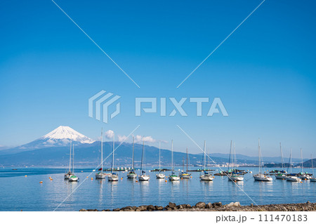 「静岡県」沼津市から駿河湾越しに富士山を望む 「静岡県」沼津市から駿河湾越しに富士山を望む 111470183