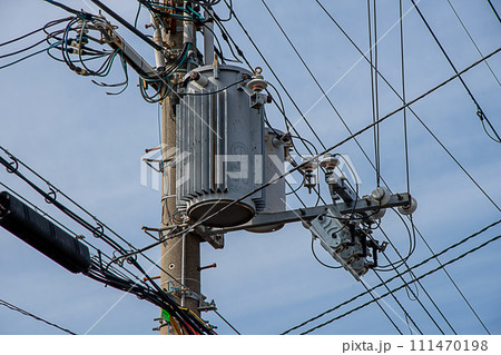 電柱の上の柱上トランスと電線 電柱の上の柱上トランスと電線 111470198
