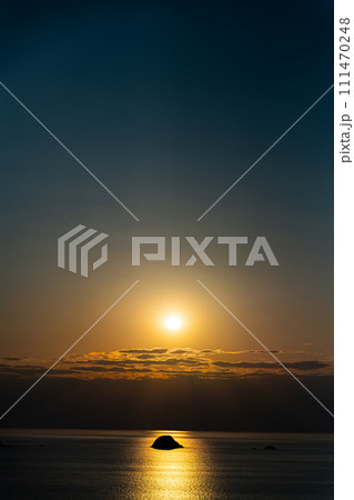 山口県　福徳稲荷神社　下関市　山陽　自然　観光　旅行　午後　夕方　海岸　海　石島　男島　女島　竜宮島 111470248