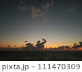 宮古島海上蛇トグロ雲夕焼けバック 111470309