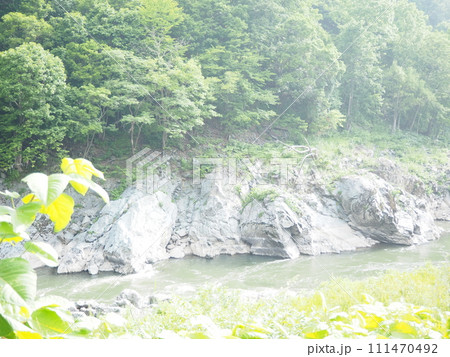 朝靄に包まれた石狩川 朝靄に包まれた石狩川 111470492