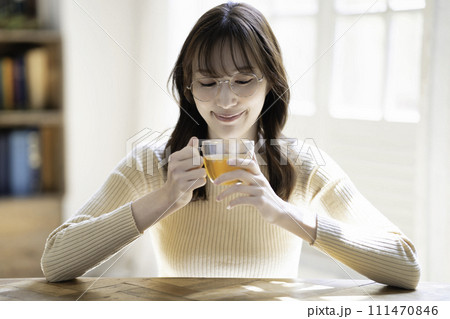 リビングで紅茶を飲む女性 リビングで紅茶を飲む女性 111470846