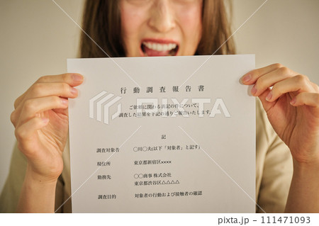 行動調査報告書を夫に突きつける30代女性 行動調査報告書を夫に突きつける30代女性 111471093