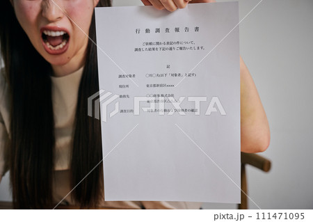 行動調査報告書を夫に突きつける30代女性 行動調査報告書を夫に突きつける30代女性 111471095