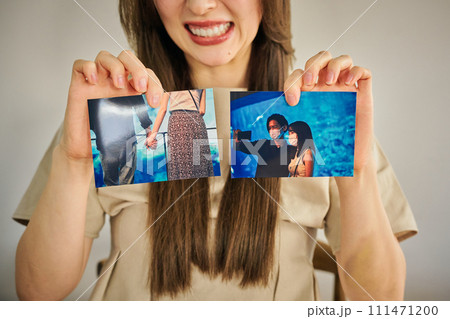 浮気の証拠写真を夫に突きつける30代女性 111471200