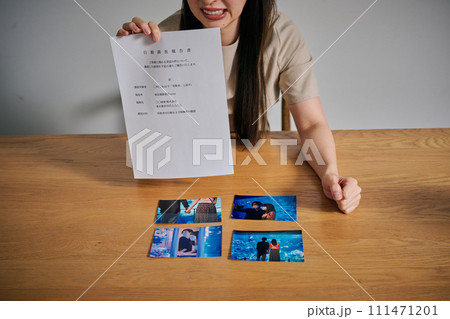 行動調査報告書を夫に突きつける30代女性 行動調査報告書を夫に突きつける30代女性 111471201