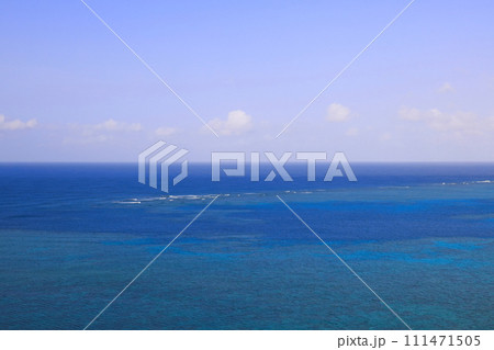 沖縄県石垣島の平久保埼灯台から見える風景 111471505