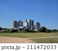 晴れた日の高層マンション街 111472033