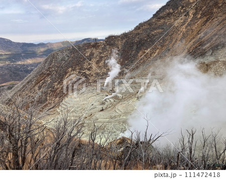 噴煙を上げる箱根大涌谷 111472418