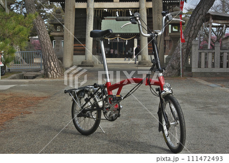 神社に置かれた赤い自転車 神社に置かれた赤い自転車 111472493