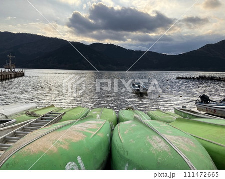 箱根芦ノ湖の夕暮れ 111472665