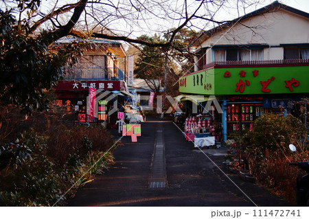 レトロな商店街 111472741
