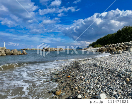 富山県入善町の沿岸部の風景　洋上風力発電風車など 111472821