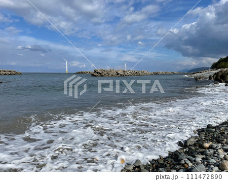 富山県入善町の沿岸部の風景　洋上風力発電風車など 111472890