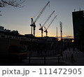 夕暮れクレーン三台 111472905