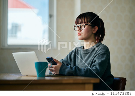 スマホを操作する若い女性 111473805