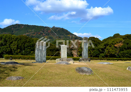 福岡県太宰府市の特別史跡「大宰府政庁跡」の秋の景観 111473955