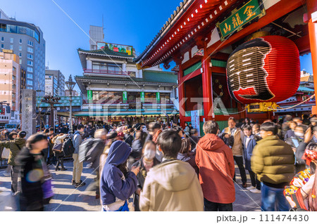 日本の東京都市景観 JN.1増加・コロナ禍前のように観光客らで賑う浅草寺…希望の光…マ不要…=27日 日本の東京都市景観 JN.1増加・コロナ禍前のように観光客らで賑う浅草寺…希望の光…マ不要…=27日 111474430