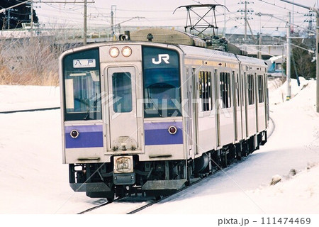 八戸へ向けて東北本線をゆく701系電車 111474469