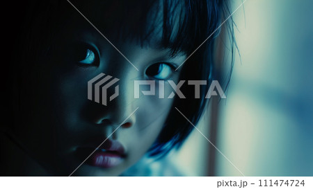 怖がる女の子 怖がる女の子 111474724
