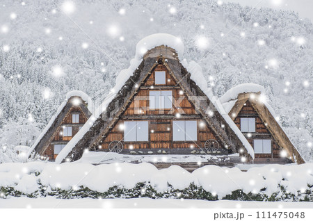 冬の白川郷。世界文化遺産にも登録されている日本の有名観光地。 冬の白川郷。世界文化遺産にも登録されている日本の有名観光地。 111475048