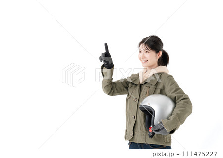 ヘルメットを持って指差しをする女性 ヘルメットを持って指差しをする女性 111475227