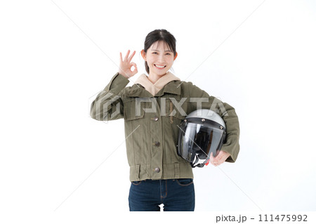ヘルメットを持ってOKサインをする女性 111475992