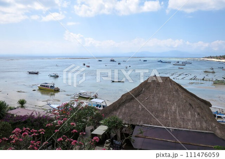 【バリ島】高台から眺めたレンボンガン島の美しい海 111476059