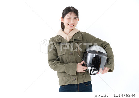 ヘルメットを持った女性 111476544